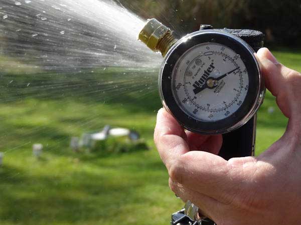 فشار سنج آب در آبیاری بارانی
